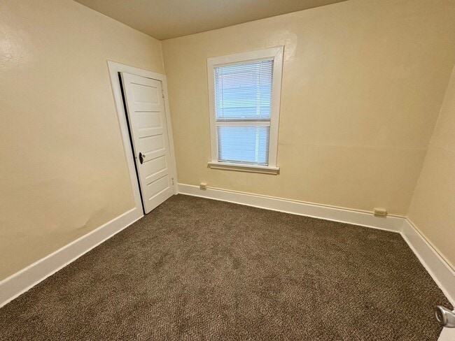 Building Photo - 556 Ward St