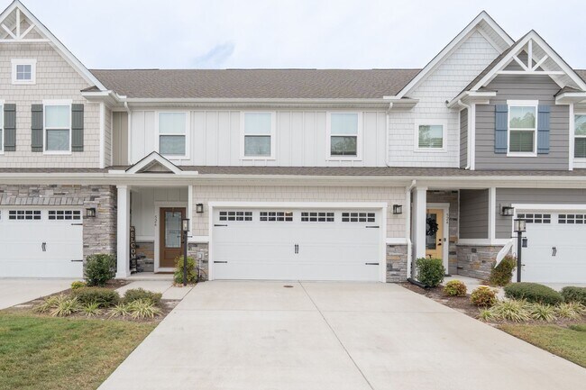 Building Photo - MOVE IN READY 3 Bedroom in Desirable Grass...