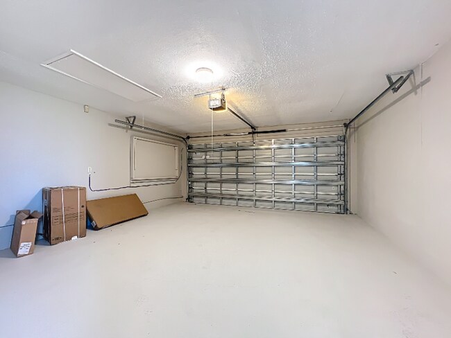 Building Photo - 25075 Palisade Rd
