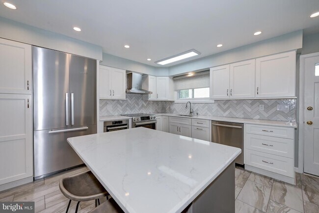 Building Photo - 1717 Country Club Dr