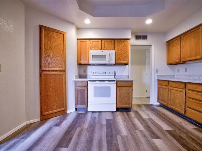 Building Photo - 3 Bedroom 2 Bathroom with Community Pool!!