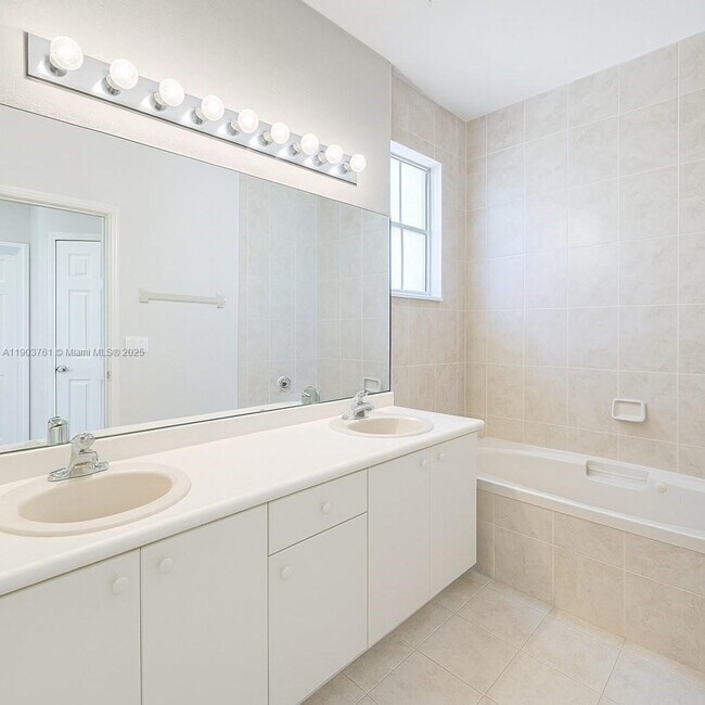 Building Photo - 2417 SE 14th St