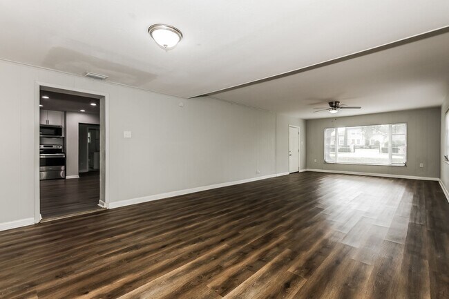 Building Photo - 3 BR/2BA | Newly Renovated Single Family Home | Large Covered Back Patio| In Valrico!