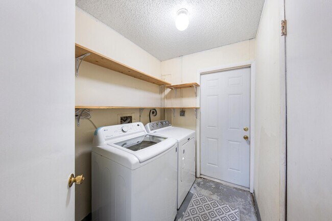 Building Photo - 5340 SW 115th Ave