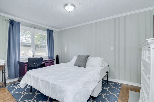 Building Photo - 2426 Brentwood Pl