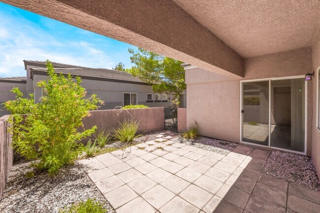 Building Photo - Beautiful Single Story Home with 3 Bedroom...