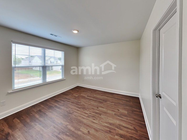 Building Photo - 5208 Valor Dr