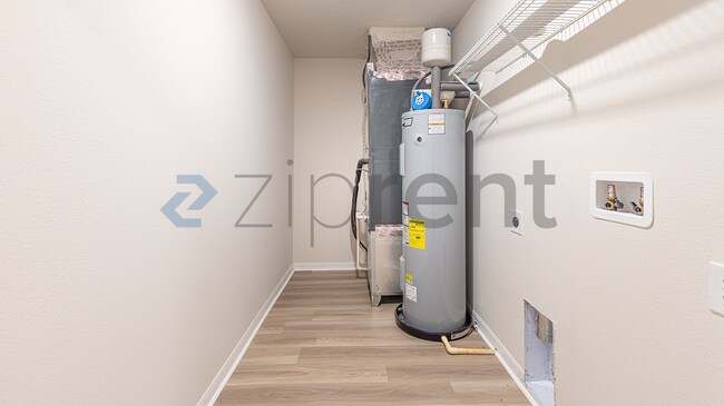 Building Photo - Unit B