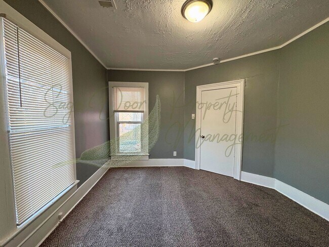 Building Photo - AVAILABLE NOW!!!!!