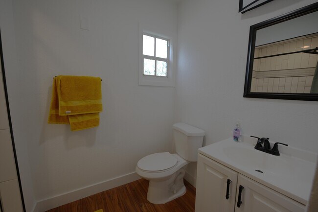 Building Photo - 717 N E St