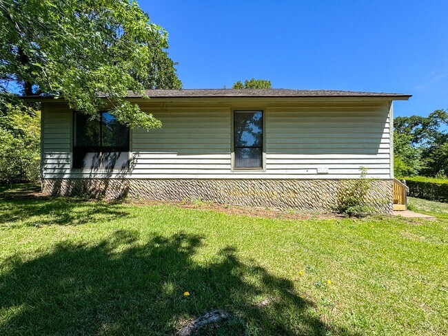Building Photo - Beautifully Updated 3 Bed 2 Bath Home