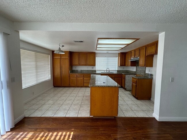Building Photo - 5BD/ 3BA Home - Riverside, CA (Mission Grove)