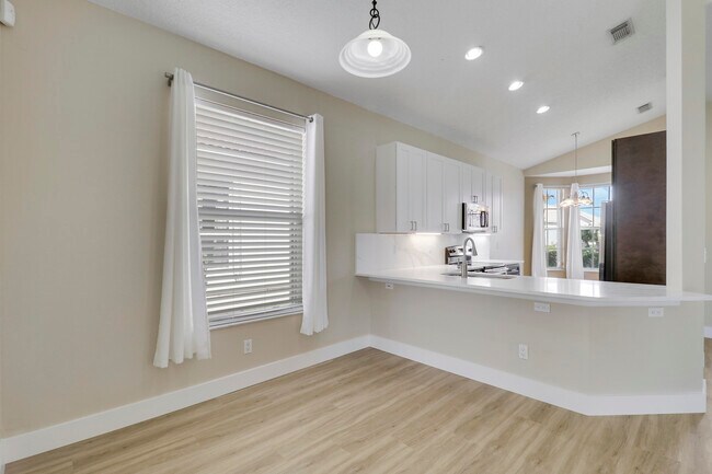 Building Photo - 726 SW Aruba Bay