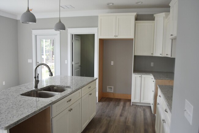 Building Photo - 3 Bedroom 2 Bath Custom Craftsman Available in Freeport