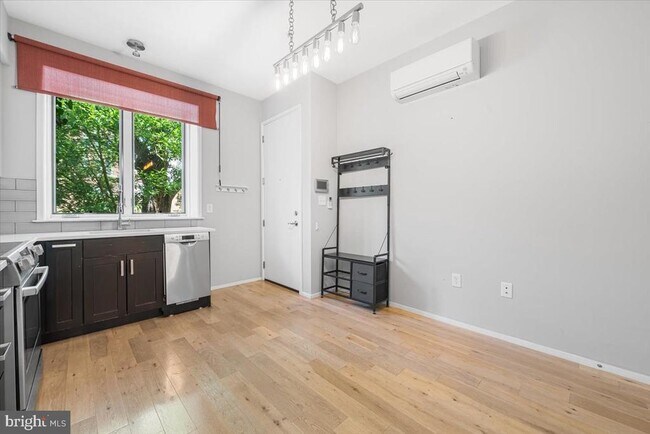 Building Photo - 1474 Belmont St NW