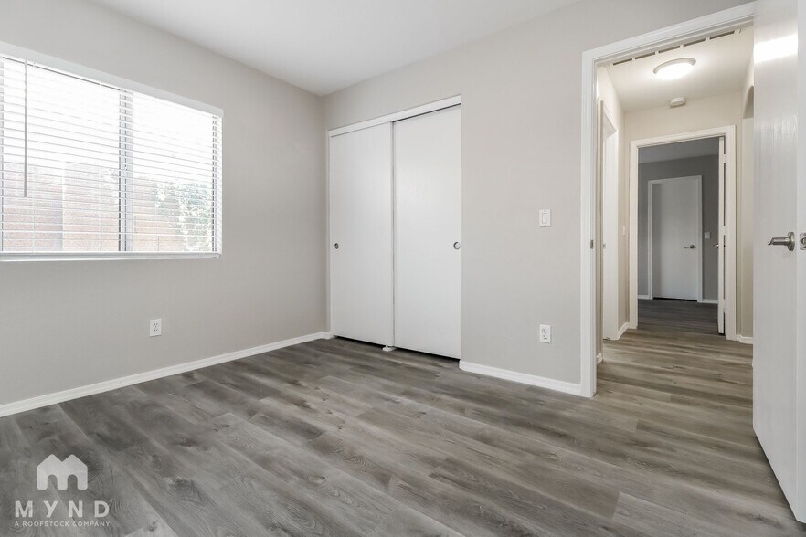 Building Photo - 2206 E Aire Libre Ave