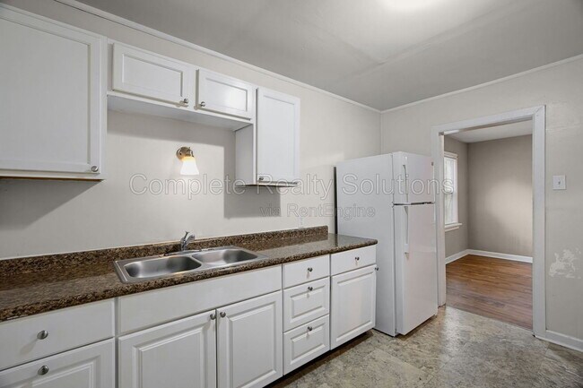Building Photo - 449 S Dade Ave