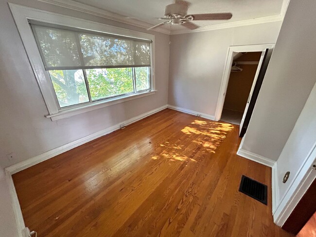 Building Photo - Charming 2-Bed Gem in St. Louis with 966 S...