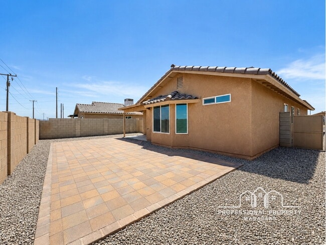 Building Photo - 4-bedroom, 2-bathroom home in Desert Oasis