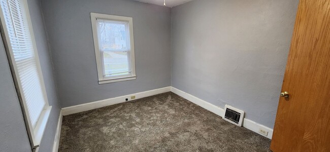 Building Photo - Spacious 3 Bedroom, 1 Bathroom with bonus ...