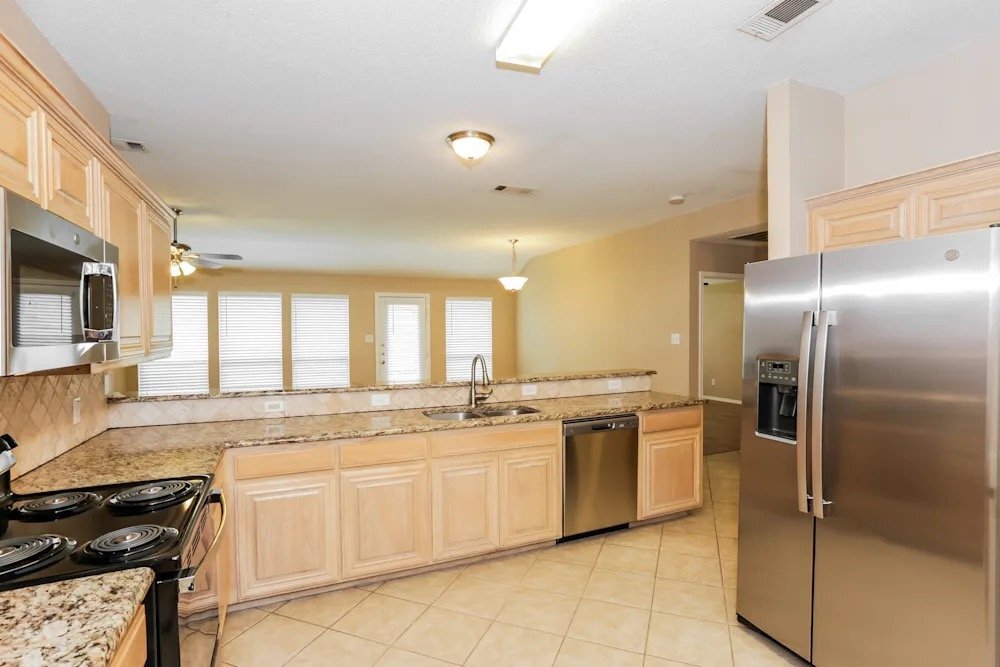 Building Photo - 2600 Treeview Dr