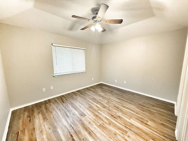 Building Photo - Spacious 3 Bedroom, 2 Bath Duplex with 1-C...