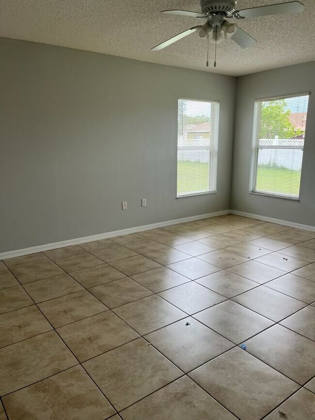 Building Photo - Beautiful 3 bedroom 2 bath home