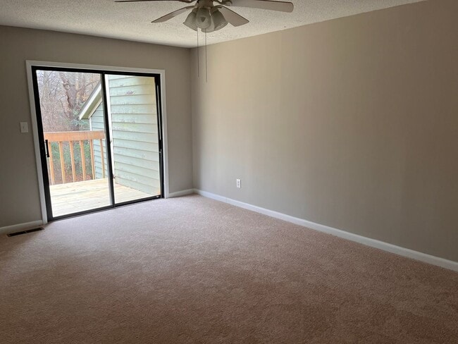 Building Photo - Relax and Enjoy Lake Royale!