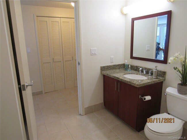 2ND BATHROOM - 909 Kapiolani Blvd