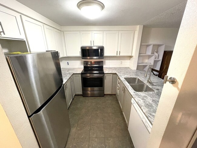 Building Photo - Kihei Shores - Furnished 2 Bed/2Bath Condo - Pool and Hot Tub - 2 Parking Spaces