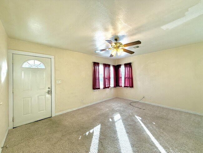 Building Photo - 709 11th Ave NW