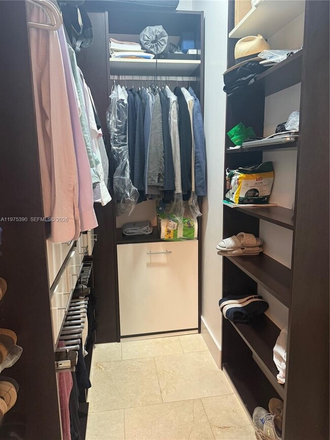 Building Photo - 20000 E Country Club Dr