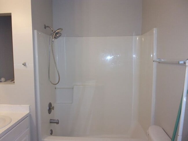 Building Photo - Recently Renovated 2 Bedroom 1 1/2 Bath To...