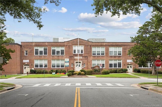 Building Photo - 205 River Rd