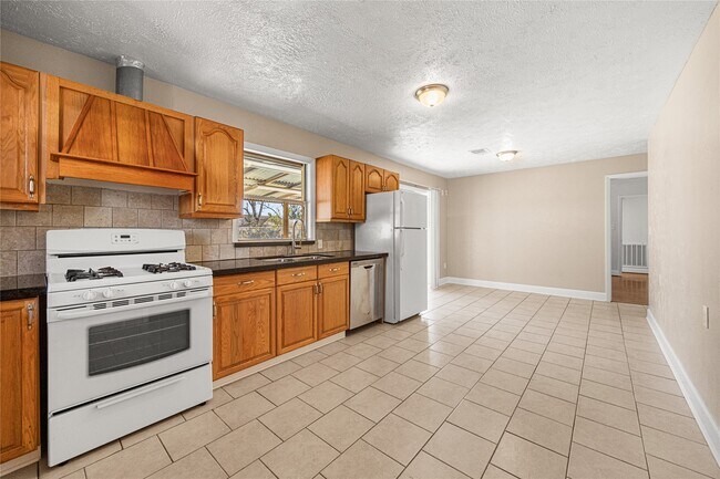 Building Photo - 2018 Woodvine Dr