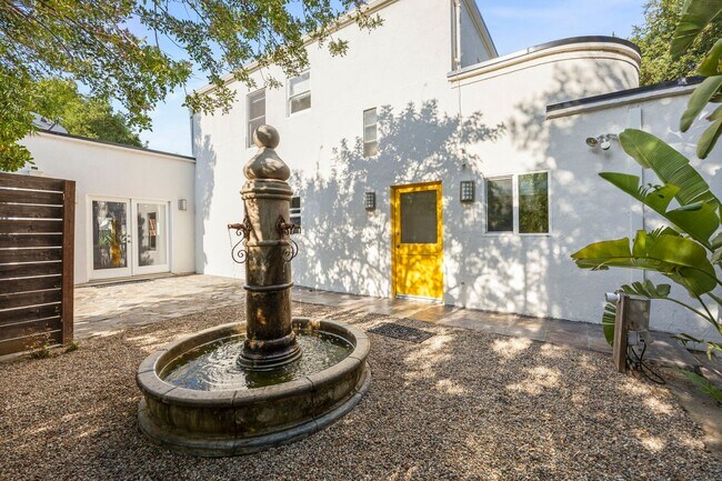 Building Photo - Upscale Downtown Living