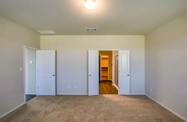 Building Photo - 129 Goldfinch Dr