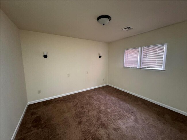 Building Photo - 600 Sioux St