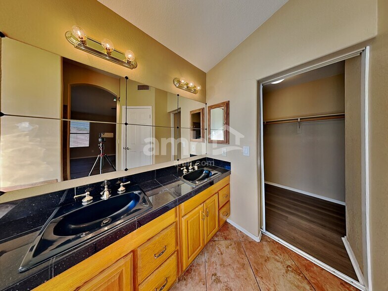 Building Photo - 1925 E Palomino Dr