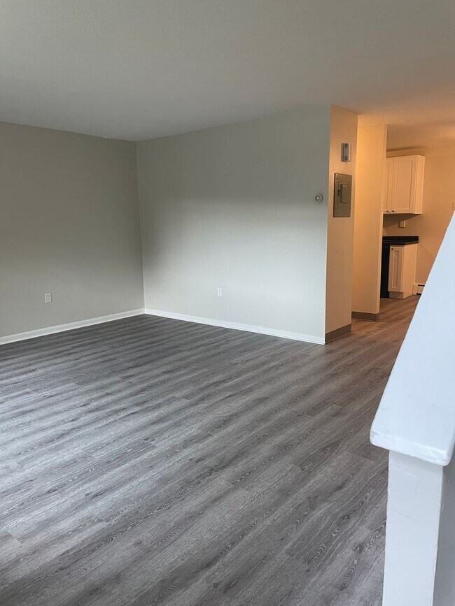Building Photo - Spacious 3 Bedroom Townhouse