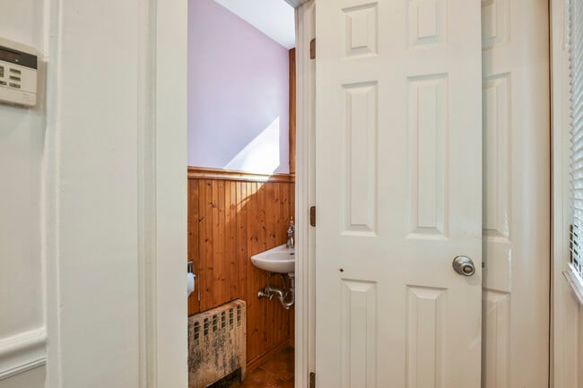 Building Photo - 806 Pelhamdale Ave