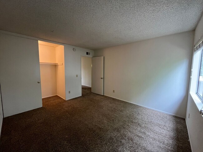 Building Photo - MOVE-IN READY Chatsworth 3+2.5 w/backyard,...