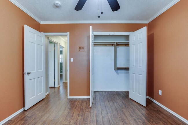 Building Photo - Three bed house in Coronado Heights