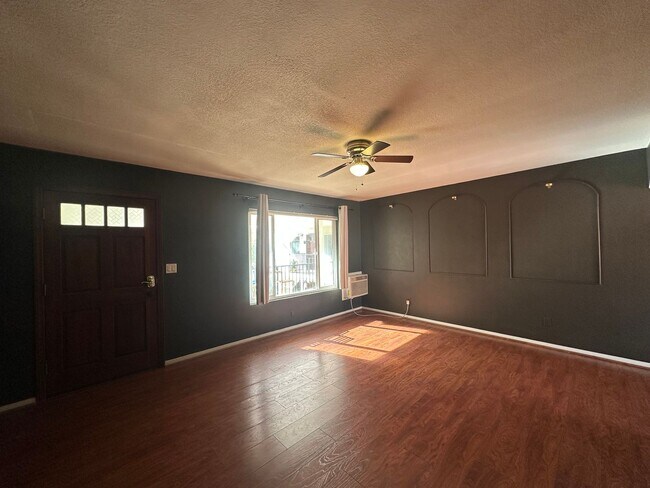 Building Photo - Beautiful 2B 1BA Condo w/ Reserved Parking...