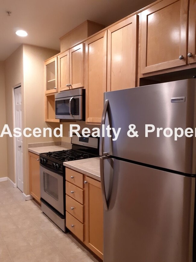 Building Photo - Sexton Mtn 3 Bed End Unit Townhome, Huge G...