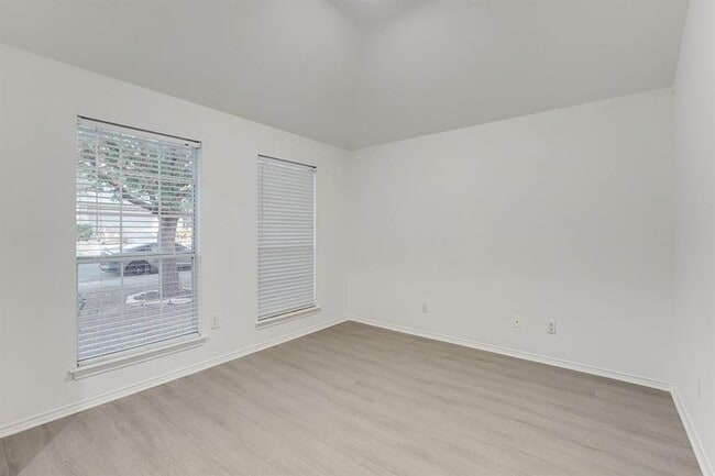 Building Photo - 298 Fall Dr