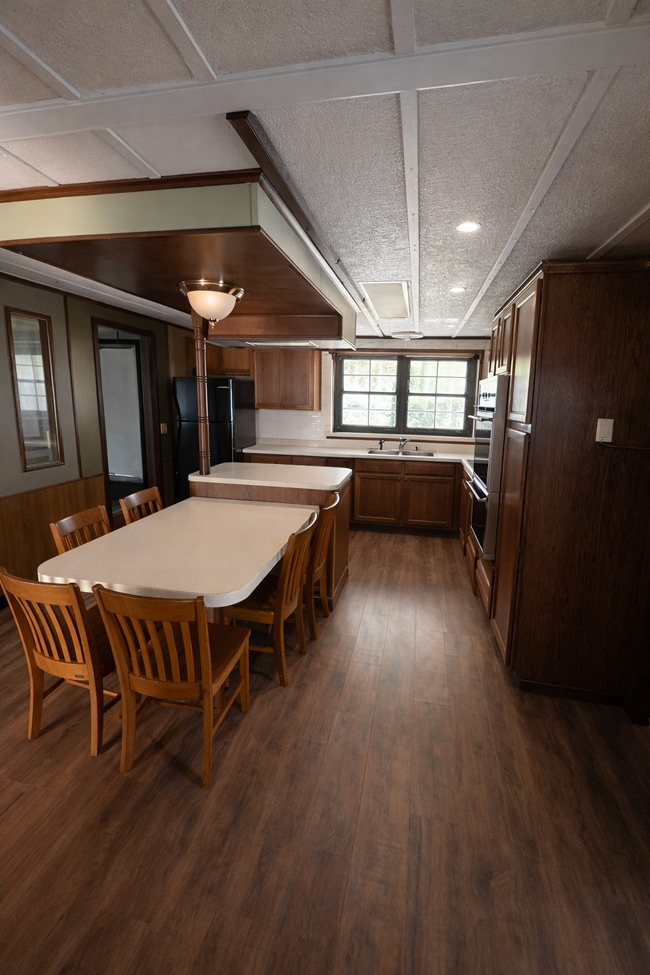 Building Photo - 1379 N Vicha Rd