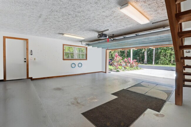 Building Photo - 122 SE Crestwood Cir