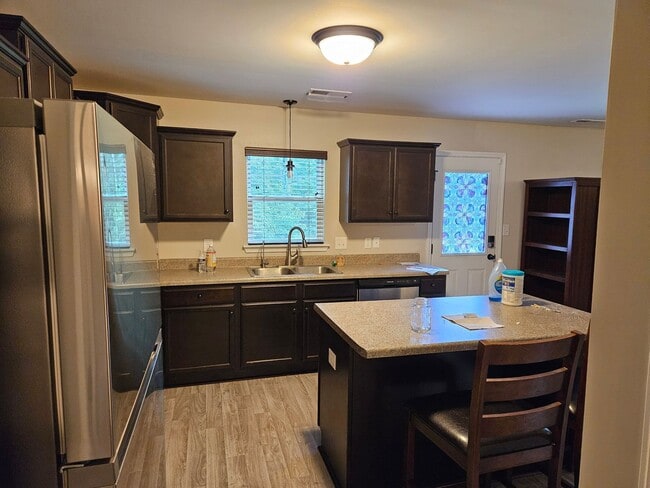 Building Photo - Charming 3-bedroom, 2-bathroom unfurnished...