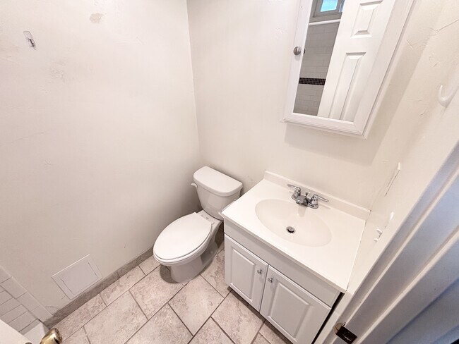 Building Photo - 1105 S State St